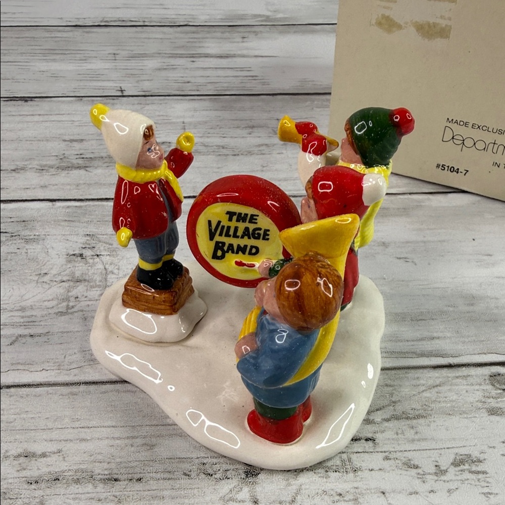Department 56 VILLAGE BAND Snow Christmas Village accessory with box